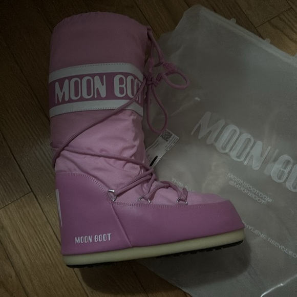 These are Pink Moonboots. They are size 7-8.5 - Picture 2 of 5